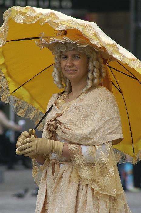 Hölgy aranyban, esernyővel