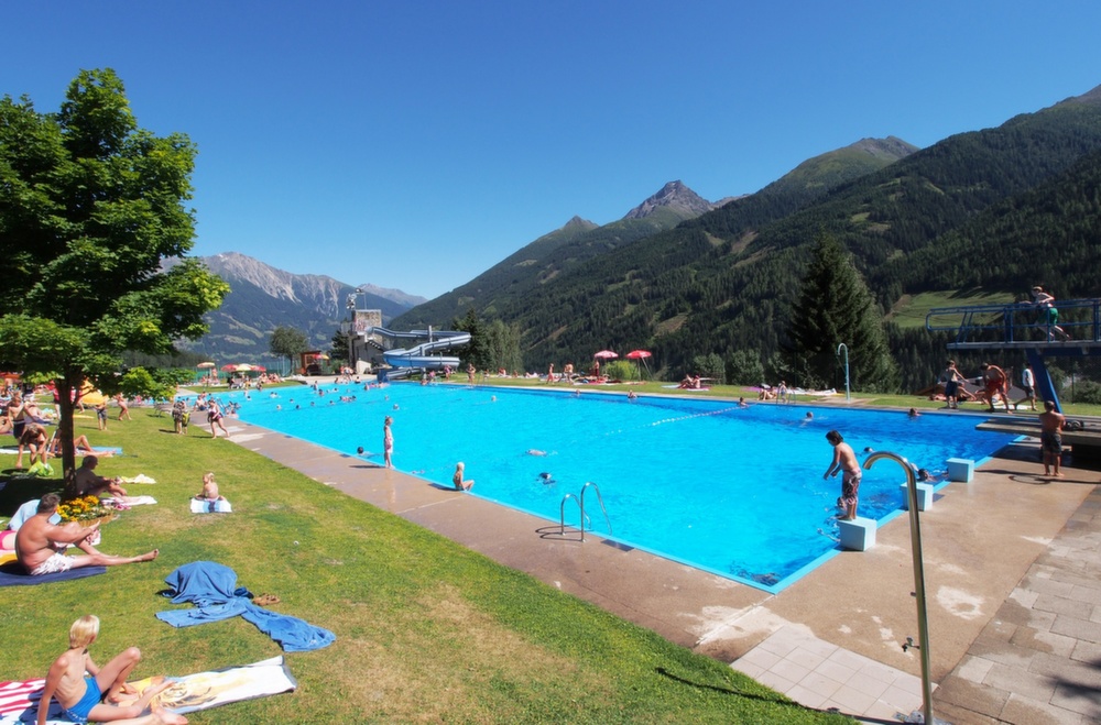 22. Falusi, 50 méteres úszómedence Virgenben (Kelet-Tirol)