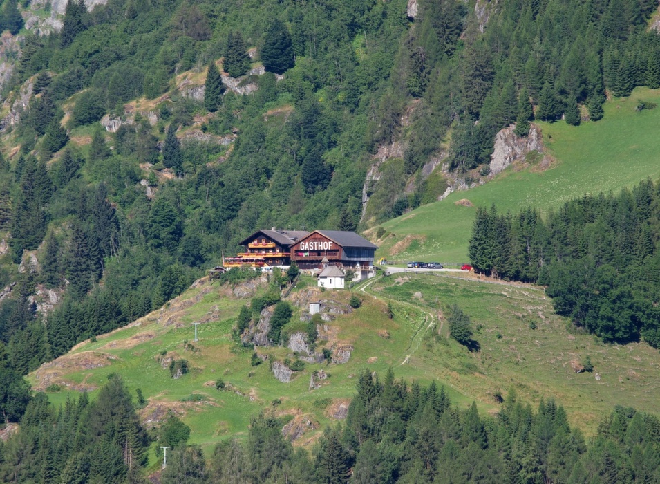 23. Kelet Tirol végén, a hegyekben kápolna és Gasthof