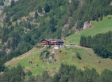 23. Kelet Tirol v?g?n, a hegyekben k?polna ?s Gasthof.jpg