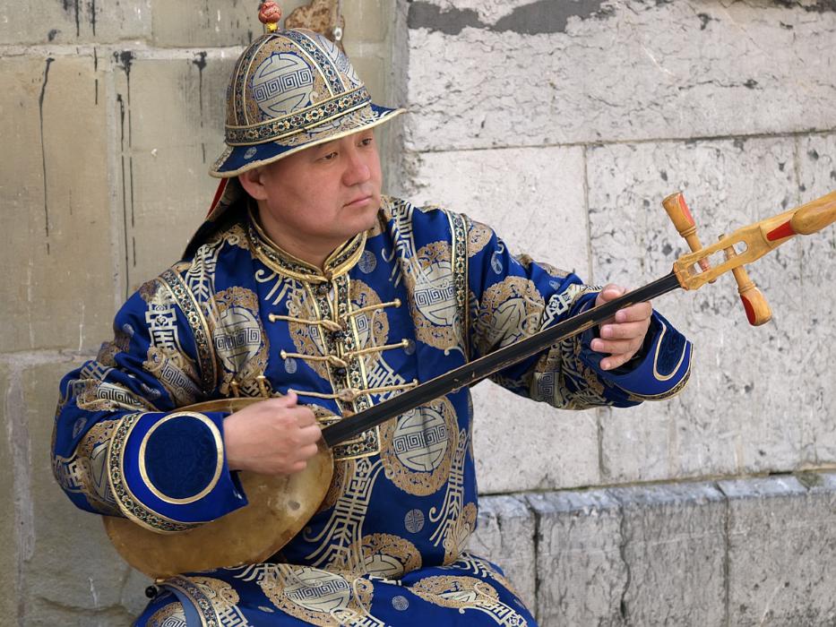 Mongol utcazenész Lausanne-ban