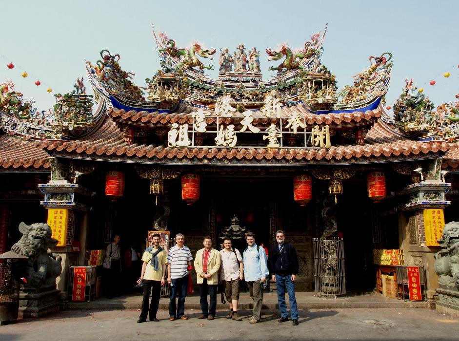 Az UniCum Laude a Ma-Tsu templom előtt