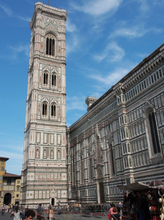 A Campanile (Harangtorony Giotto tervei alapján) a Dóm mellett